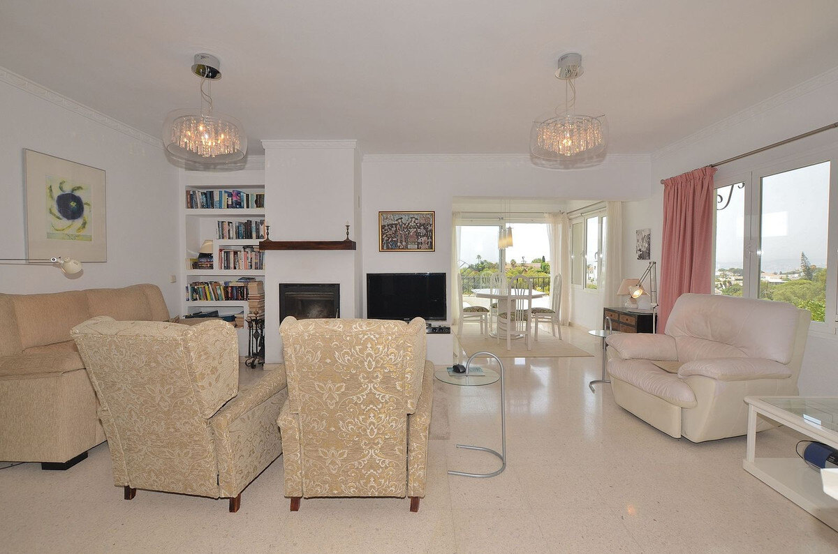 FOR SALE 🏡 Three-Bedroom Villa with Sea Views and Pool to Update – Torremuelle, Benalmádena 🇪🇸