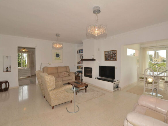 FOR SALE 🏡 Three-Bedroom Villa with Sea Views and Pool to Update – Torremuelle, Benalmádena 🇪🇸