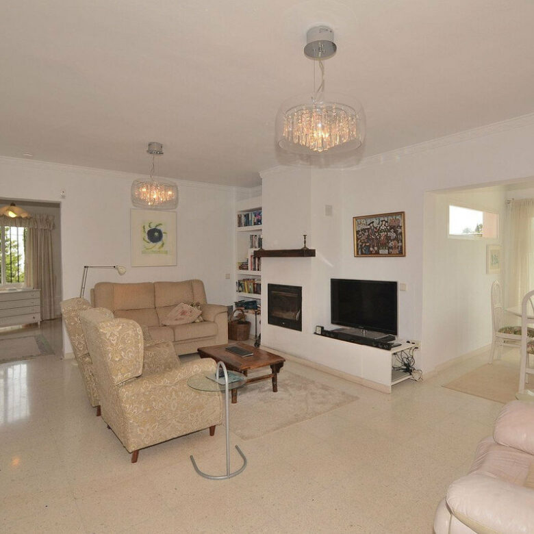 FOR SALE 🏡 Three-Bedroom Villa with Sea Views and Pool to Update – Torremuelle, Benalmádena 🇪🇸