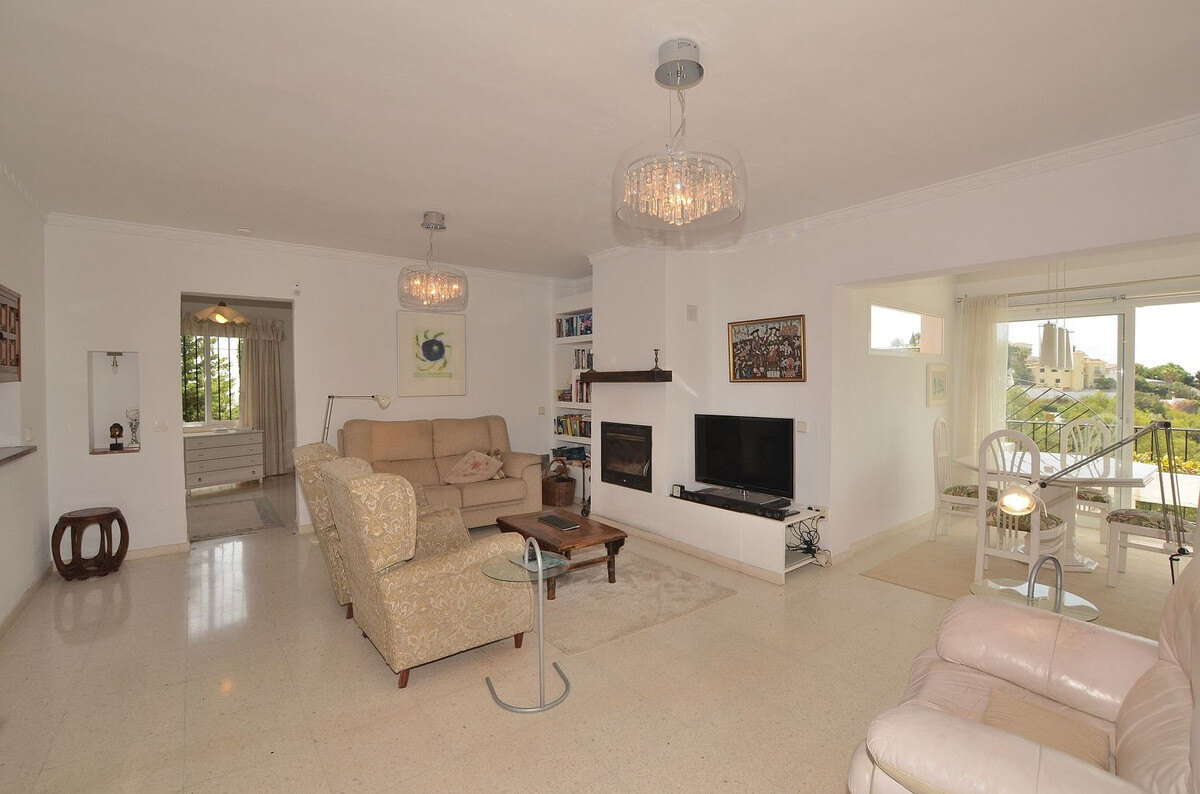 FOR SALE 🏡 Three-Bedroom Villa with Sea Views and Pool to Update – Torremuelle, Benalmádena 🇪🇸