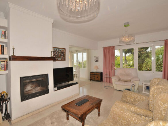 FOR SALE 🏡 Three-Bedroom Villa with Sea Views and Pool to Update – Torremuelle, Benalmádena 🇪🇸