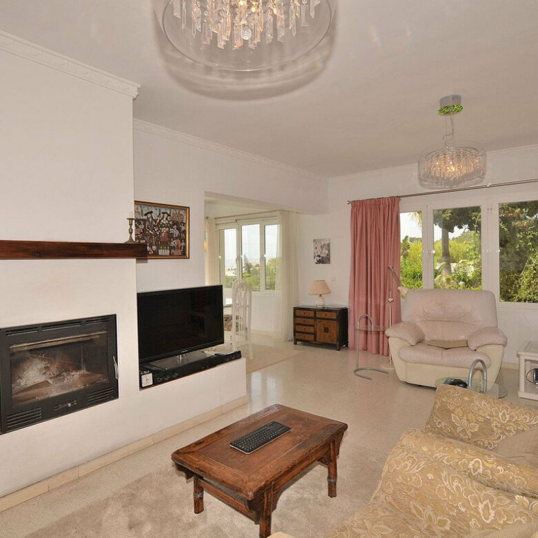 FOR SALE 🏡 Three-Bedroom Villa with Sea Views and Pool to Update – Torremuelle, Benalmádena 🇪🇸