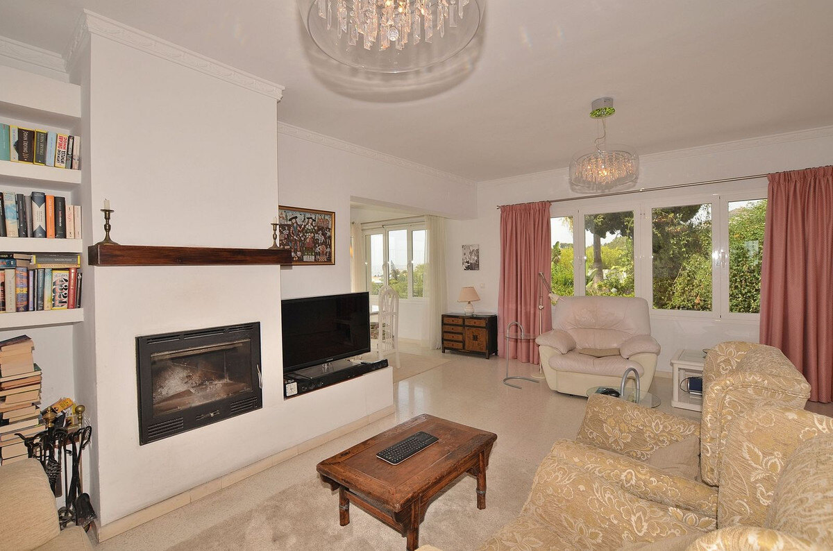 FOR SALE 🏡 Three-Bedroom Villa with Sea Views and Pool to Update – Torremuelle, Benalmádena 🇪🇸