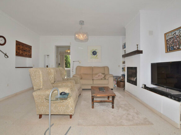 FOR SALE 🏡 Three-Bedroom Villa with Sea Views and Pool to Update – Torremuelle, Benalmádena 🇪🇸
