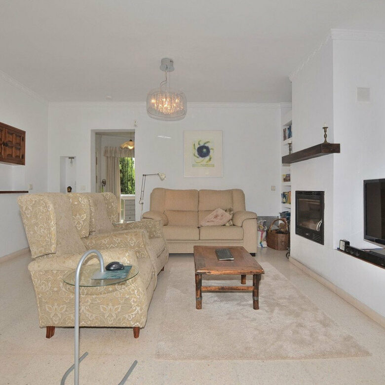 FOR SALE 🏡 Three-Bedroom Villa with Sea Views and Pool to Update – Torremuelle, Benalmádena 🇪🇸