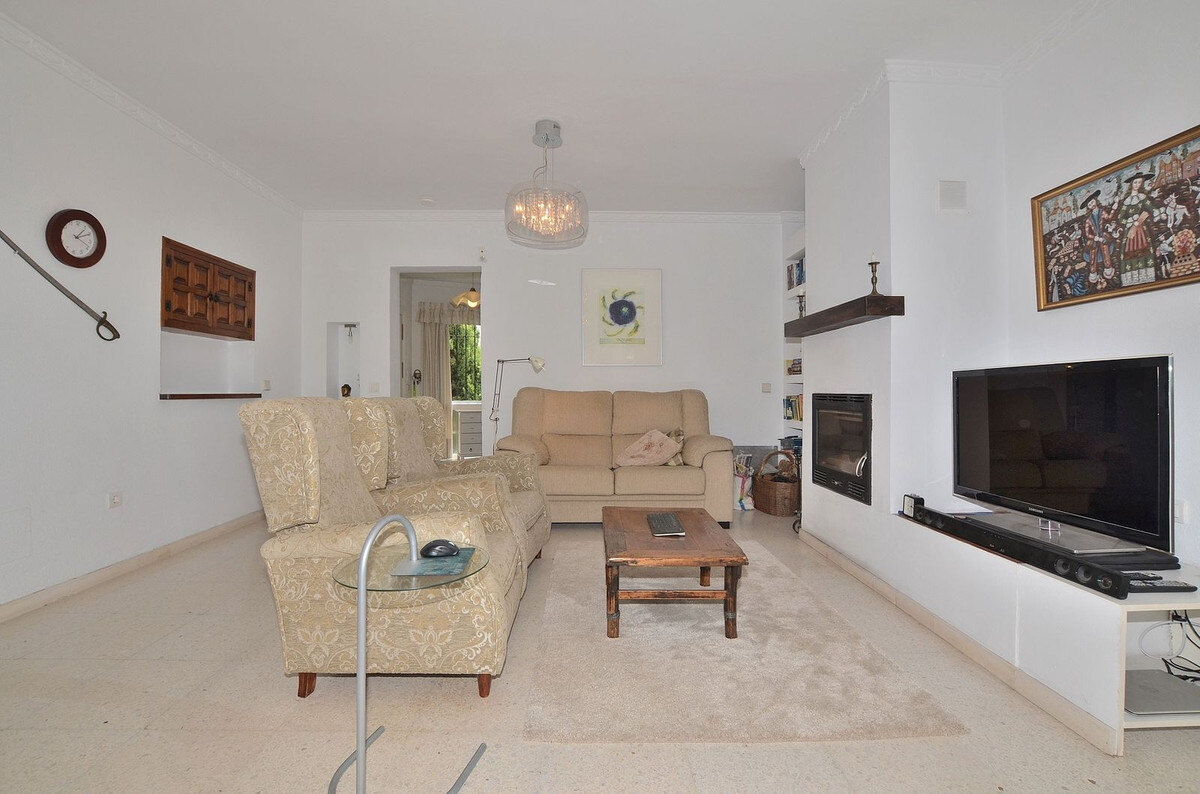 FOR SALE 🏡 Three-Bedroom Villa with Sea Views and Pool to Update – Torremuelle, Benalmádena 🇪🇸