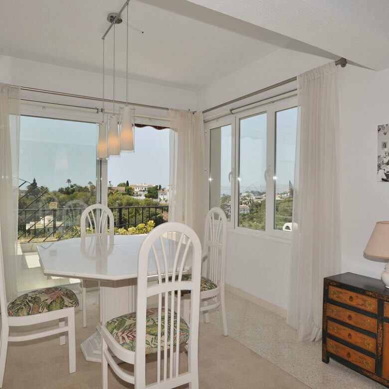 FOR SALE 🏡 Three-Bedroom Villa with Sea Views and Pool to Update – Torremuelle, Benalmádena 🇪🇸