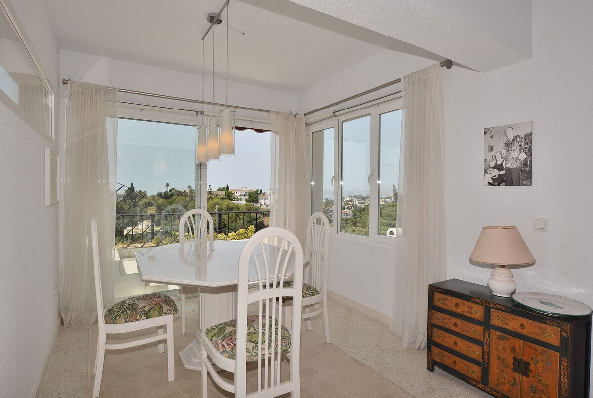 FOR SALE 🏡 Three-Bedroom Villa with Sea Views and Pool to Update – Torremuelle, Benalmádena 🇪🇸