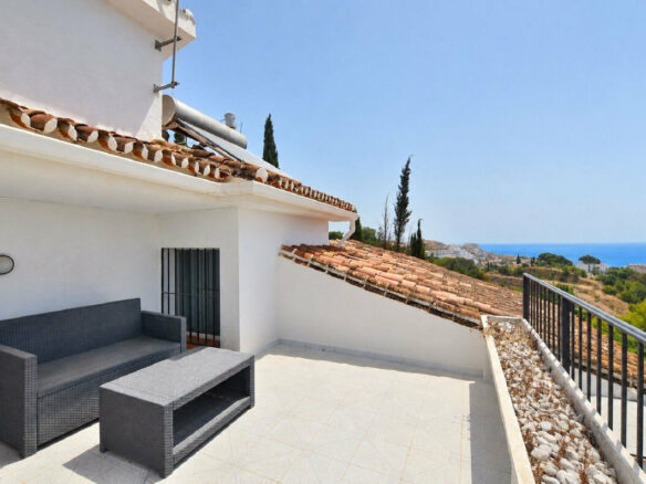FOR SALE 🏡 Three-Bedroom Villa with Sea Views and Pool to Update – Torremuelle, Benalmádena 🇪🇸