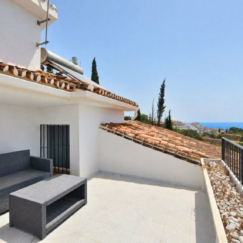 FOR SALE 🏡 Three-Bedroom Villa with Sea Views and Pool to Update – Torremuelle, Benalmádena 🇪🇸
