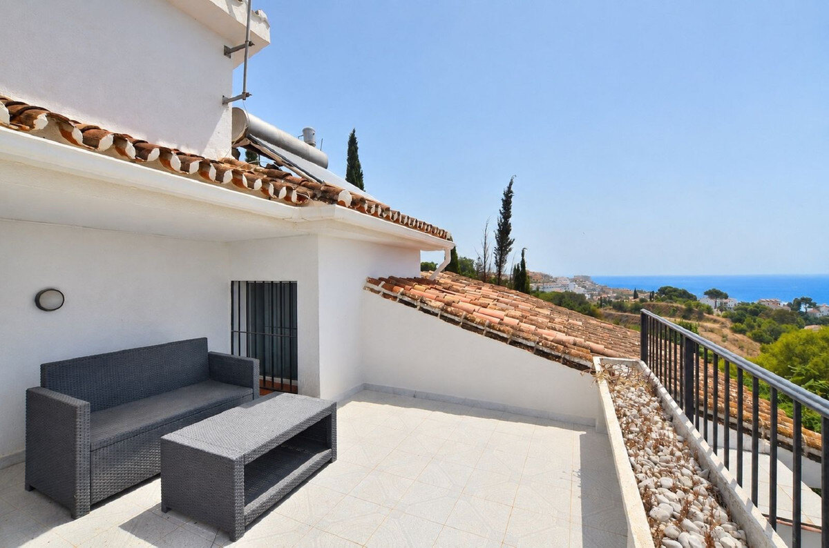 FOR SALE 🏡 Three-Bedroom Villa with Sea Views and Pool to Update – Torremuelle, Benalmádena 🇪🇸