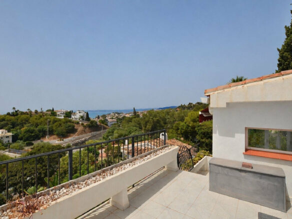 FOR SALE 🏡 Three-Bedroom Villa with Sea Views and Pool to Update – Torremuelle, Benalmádena 🇪🇸