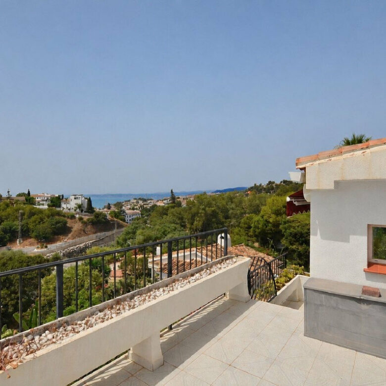 FOR SALE 🏡 Three-Bedroom Villa with Sea Views and Pool to Update – Torremuelle, Benalmádena 🇪🇸