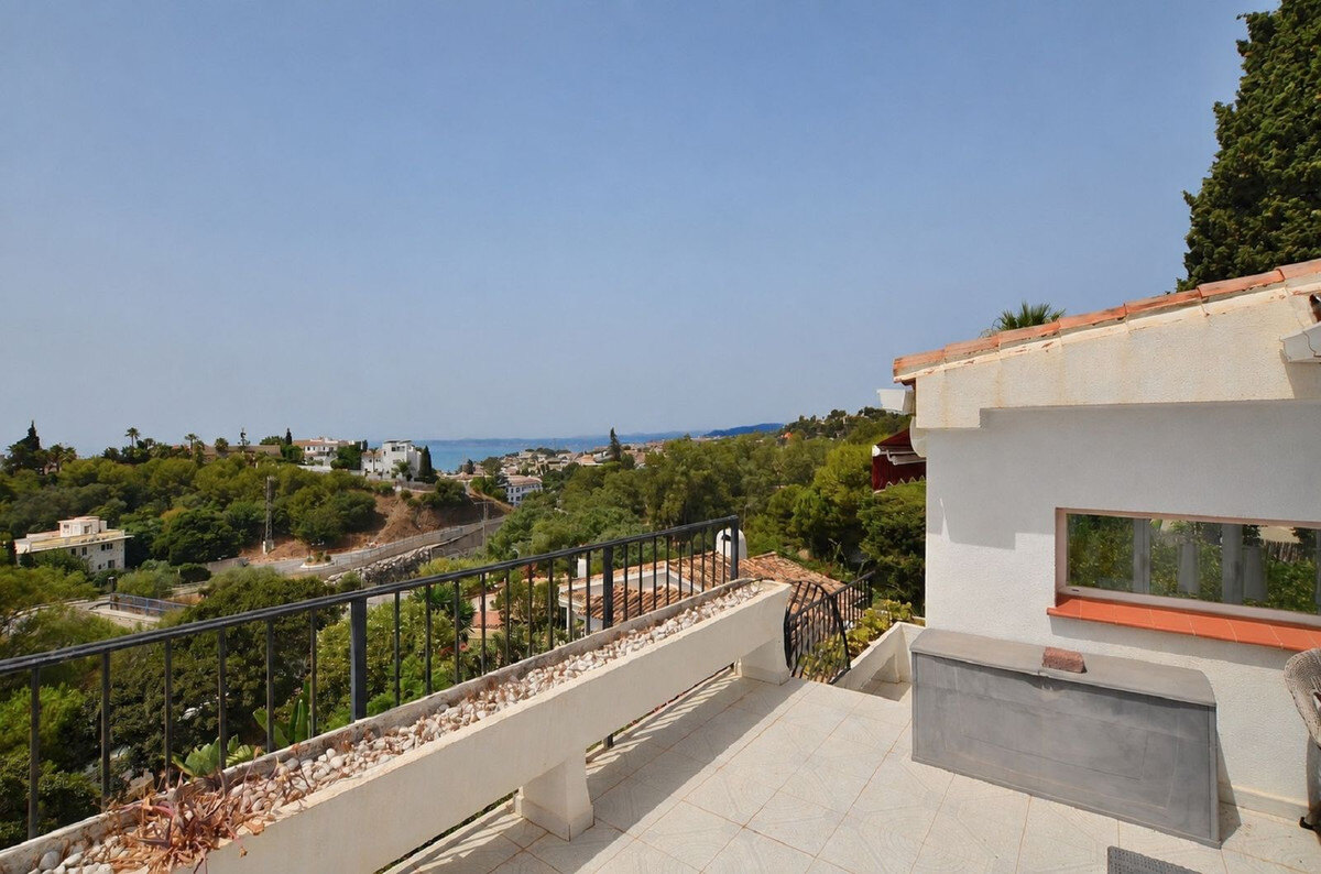 FOR SALE 🏡 Three-Bedroom Villa with Sea Views and Pool to Update – Torremuelle, Benalmádena 🇪🇸