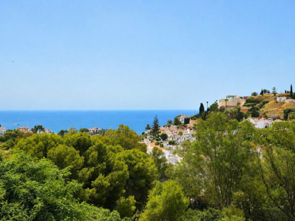 FOR SALE 🏡 Three-Bedroom Villa with Sea Views and Pool to Update – Torremuelle, Benalmádena 🇪🇸