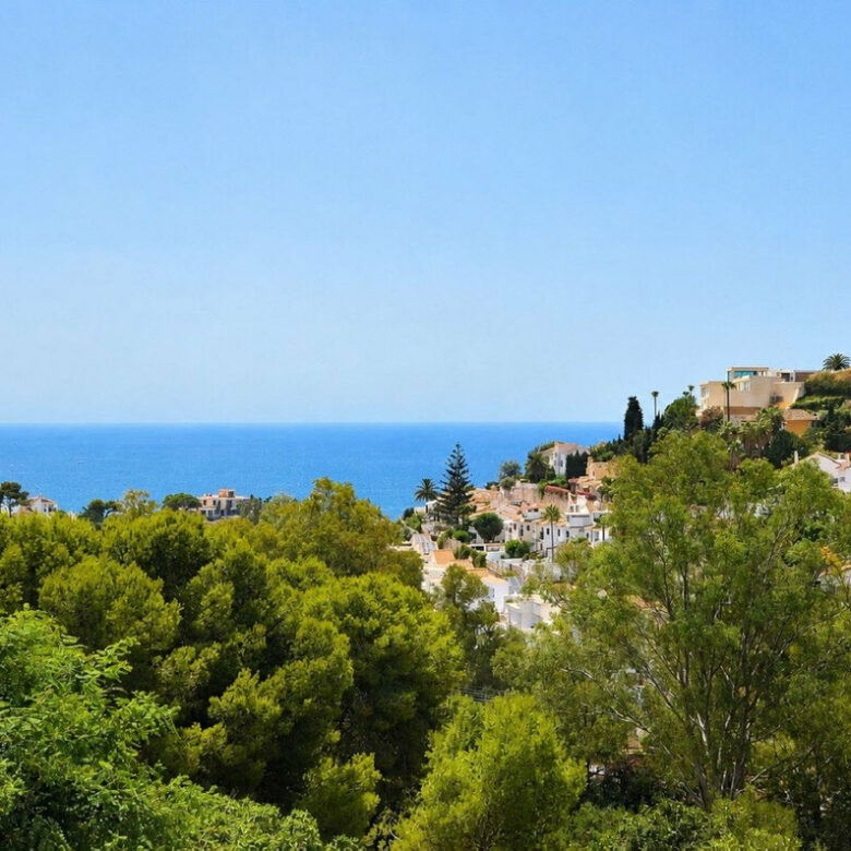 FOR SALE 🏡 Three-Bedroom Villa with Sea Views and Pool to Update – Torremuelle, Benalmádena 🇪🇸