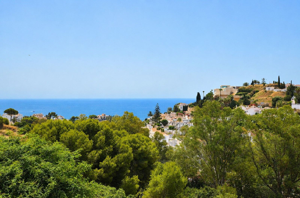 FOR SALE 🏡 Three-Bedroom Villa with Sea Views and Pool to Update – Torremuelle, Benalmádena 🇪🇸