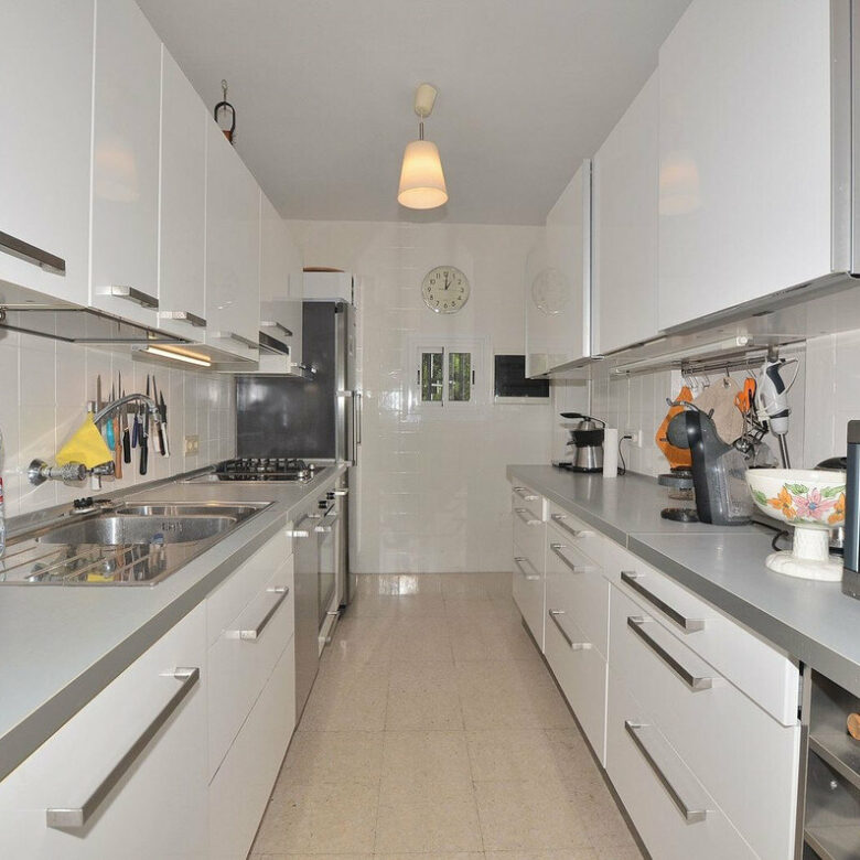 FOR SALE 🏡 Three-Bedroom Villa with Sea Views and Pool to Update – Torremuelle, Benalmádena 🇪🇸