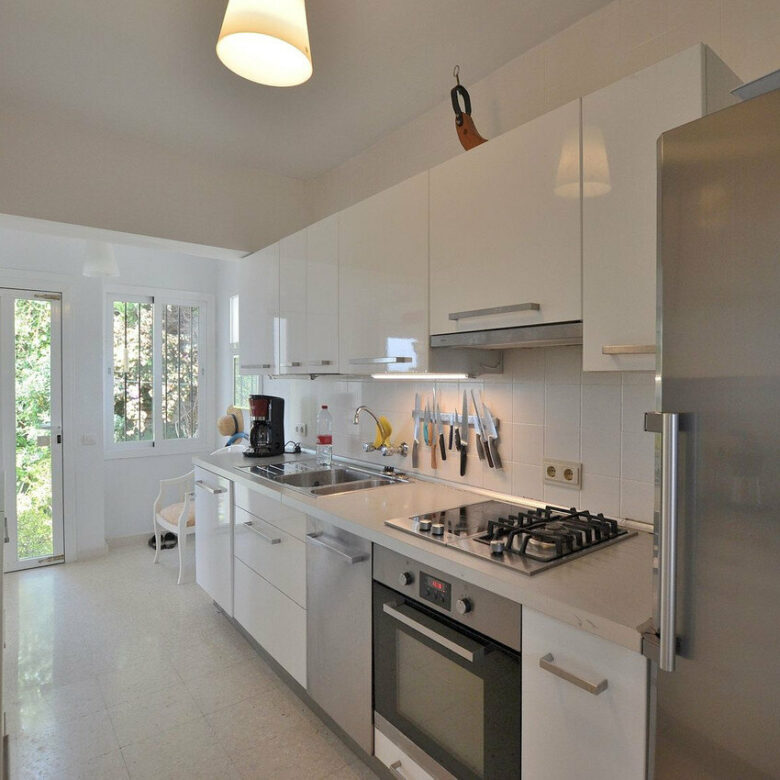 FOR SALE 🏡 Three-Bedroom Villa with Sea Views and Pool to Update – Torremuelle, Benalmádena 🇪🇸