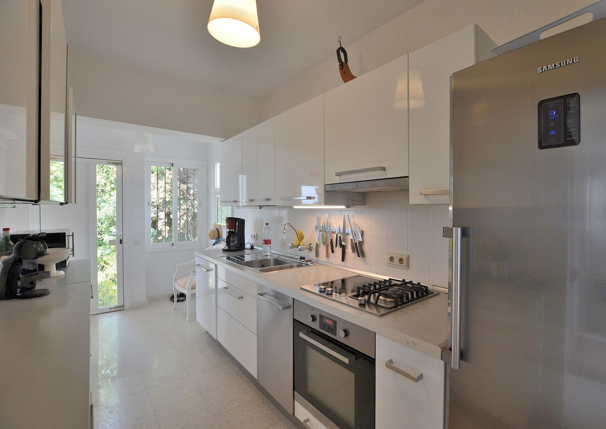 FOR SALE 🏡 Three-Bedroom Villa with Sea Views and Pool to Update – Torremuelle, Benalmádena 🇪🇸