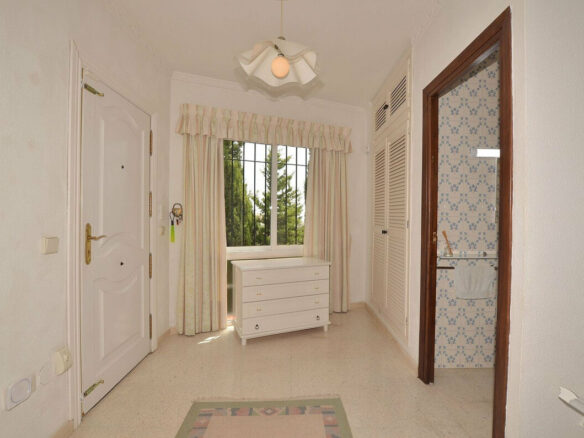 FOR SALE 🏡 Three-Bedroom Villa with Sea Views and Pool to Update – Torremuelle, Benalmádena 🇪🇸