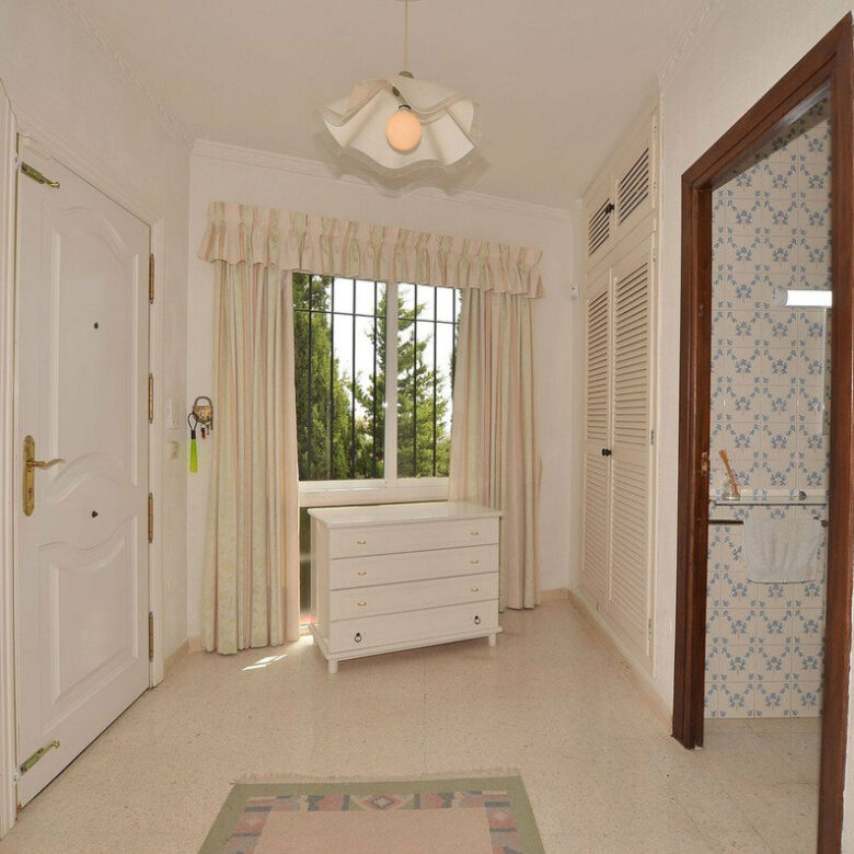 FOR SALE 🏡 Three-Bedroom Villa with Sea Views and Pool to Update – Torremuelle, Benalmádena 🇪🇸