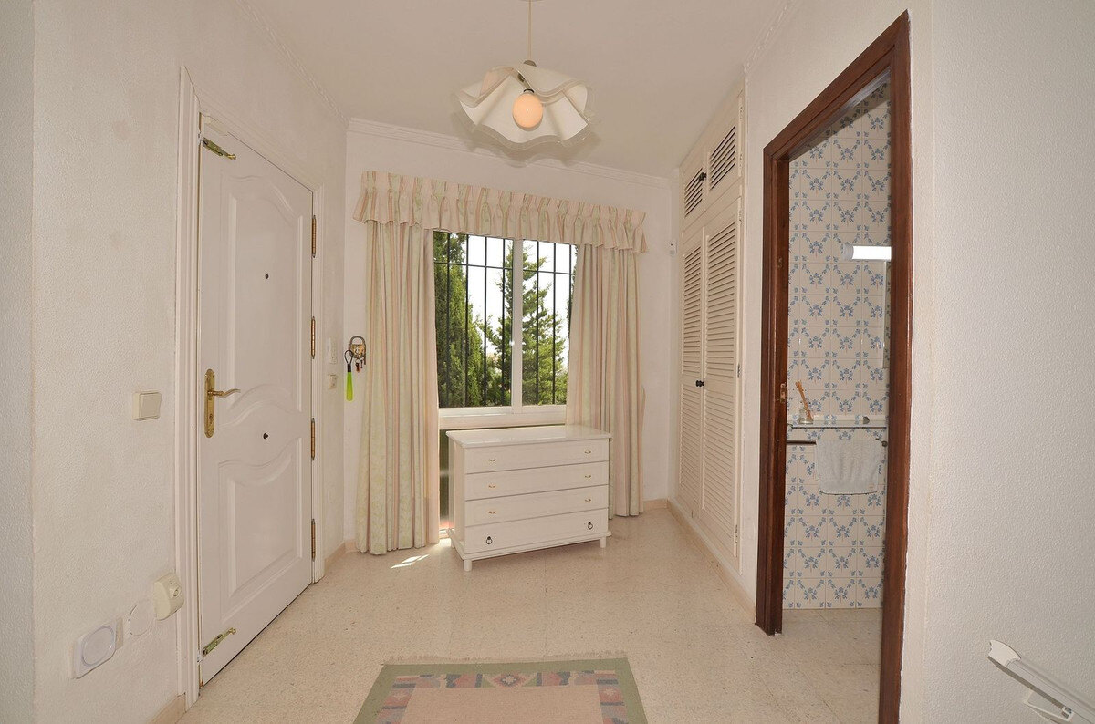 FOR SALE 🏡 Three-Bedroom Villa with Sea Views and Pool to Update – Torremuelle, Benalmádena 🇪🇸