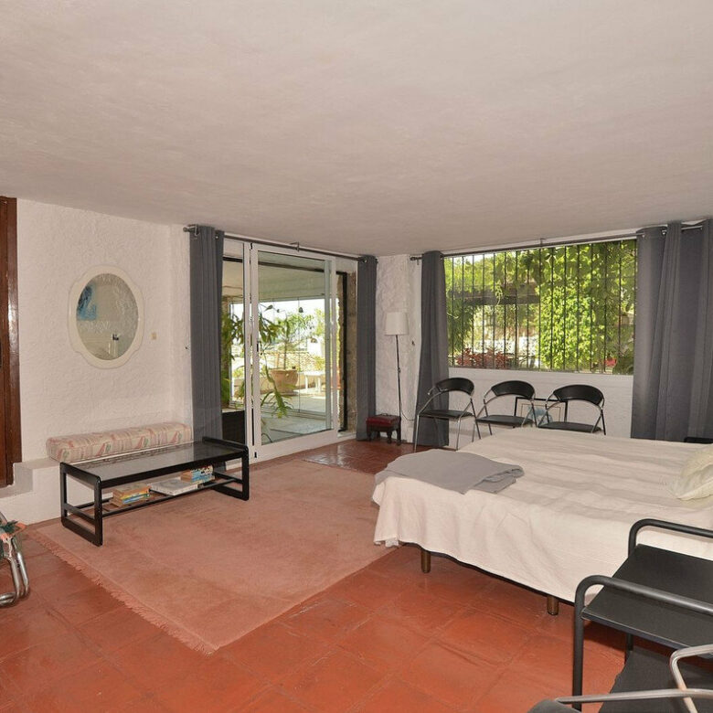 FOR SALE 🏡 Three-Bedroom Villa with Sea Views and Pool to Update – Torremuelle, Benalmádena 🇪🇸