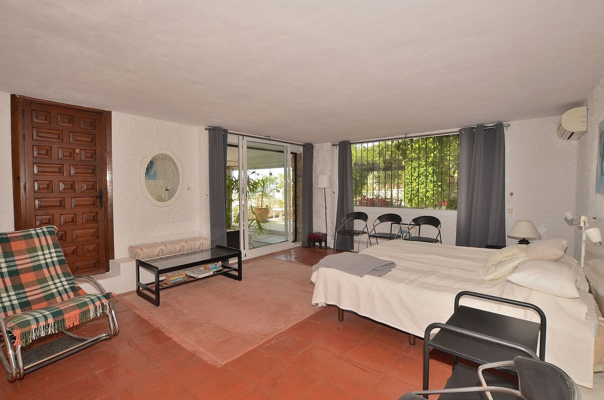 FOR SALE 🏡 Three-Bedroom Villa with Sea Views and Pool to Update – Torremuelle, Benalmádena 🇪🇸