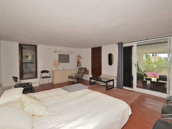FOR SALE 🏡 Three-Bedroom Villa with Sea Views and Pool to Update – Torremuelle, Benalmádena 🇪🇸