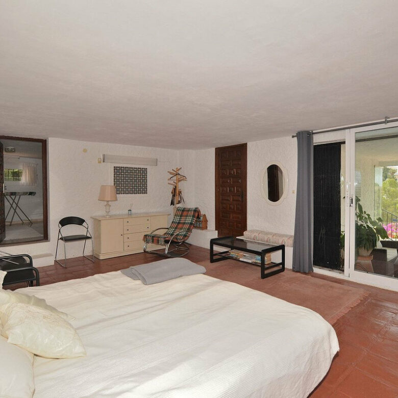 FOR SALE 🏡 Three-Bedroom Villa with Sea Views and Pool to Update – Torremuelle, Benalmádena 🇪🇸
