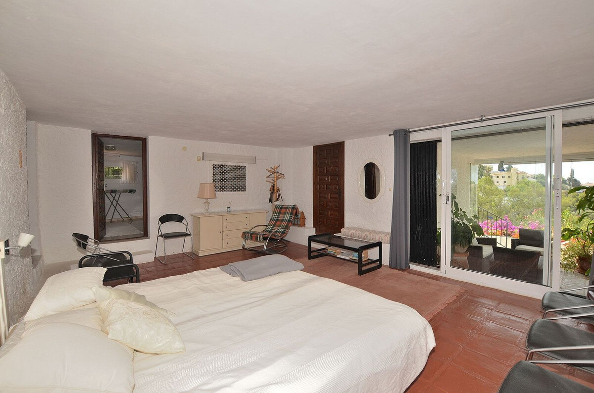 FOR SALE 🏡 Three-Bedroom Villa with Sea Views and Pool to Update – Torremuelle, Benalmádena 🇪🇸