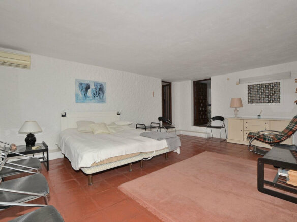FOR SALE 🏡 Three-Bedroom Villa with Sea Views and Pool to Update – Torremuelle, Benalmádena 🇪🇸