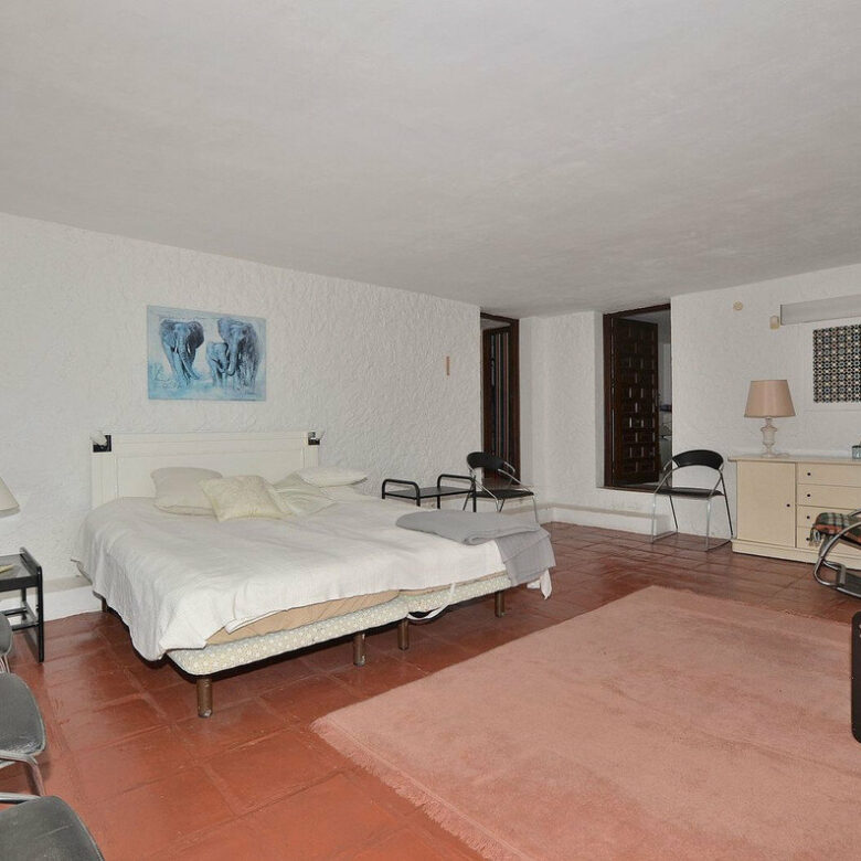 FOR SALE 🏡 Three-Bedroom Villa with Sea Views and Pool to Update – Torremuelle, Benalmádena 🇪🇸