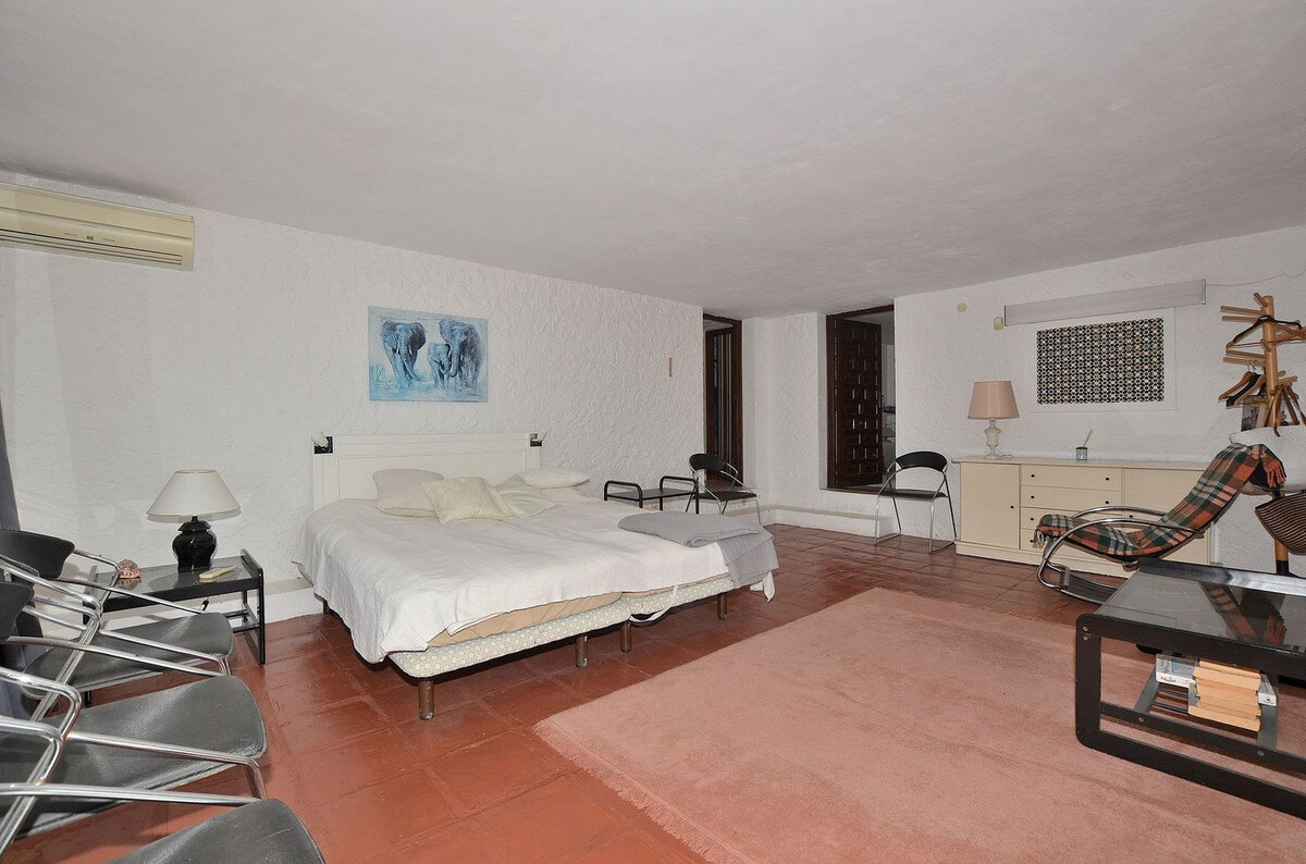 FOR SALE 🏡 Three-Bedroom Villa with Sea Views and Pool to Update – Torremuelle, Benalmádena 🇪🇸