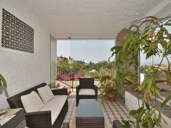 FOR SALE 🏡 Three-Bedroom Villa with Sea Views and Pool to Update – Torremuelle, Benalmádena 🇪🇸