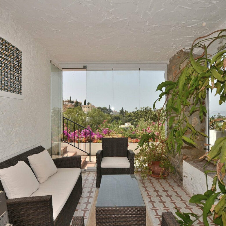 FOR SALE 🏡 Three-Bedroom Villa with Sea Views and Pool to Update – Torremuelle, Benalmádena 🇪🇸