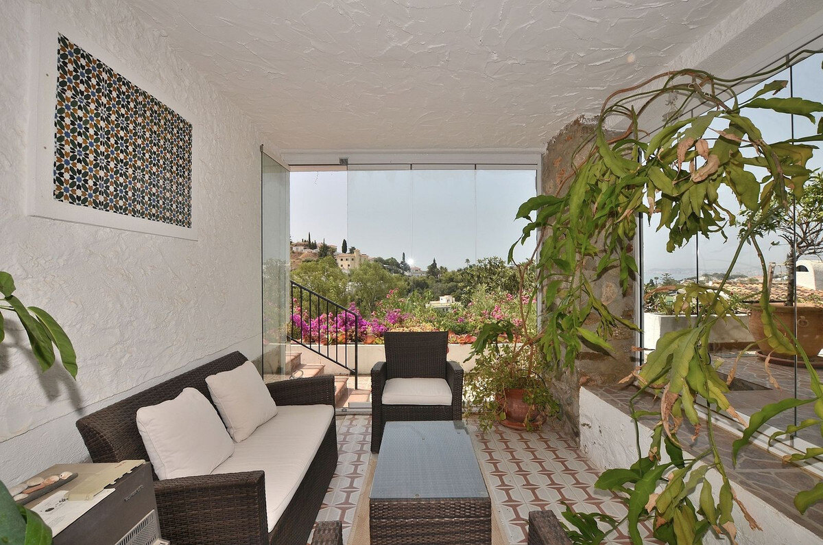 FOR SALE 🏡 Three-Bedroom Villa with Sea Views and Pool to Update – Torremuelle, Benalmádena 🇪🇸