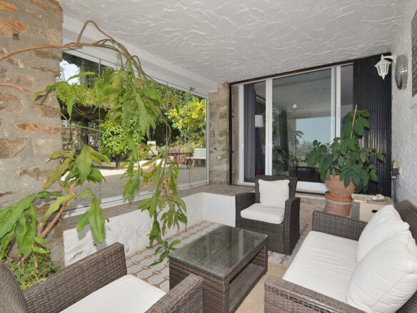 FOR SALE 🏡 Three-Bedroom Villa with Sea Views and Pool to Update – Torremuelle, Benalmádena 🇪🇸