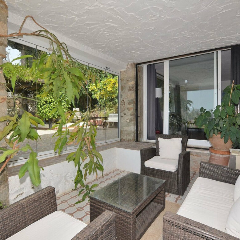 FOR SALE 🏡 Three-Bedroom Villa with Sea Views and Pool to Update – Torremuelle, Benalmádena 🇪🇸