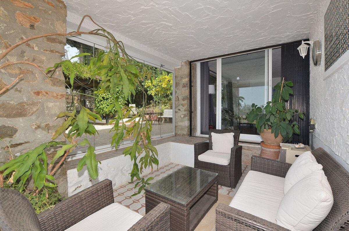 FOR SALE 🏡 Three-Bedroom Villa with Sea Views and Pool to Update – Torremuelle, Benalmádena 🇪🇸