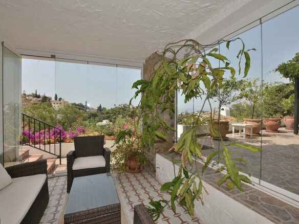 FOR SALE 🏡 Three-Bedroom Villa with Sea Views and Pool to Update – Torremuelle, Benalmádena 🇪🇸