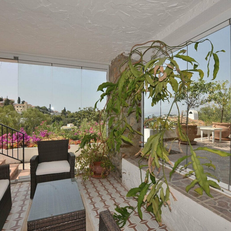 FOR SALE 🏡 Three-Bedroom Villa with Sea Views and Pool to Update – Torremuelle, Benalmádena 🇪🇸