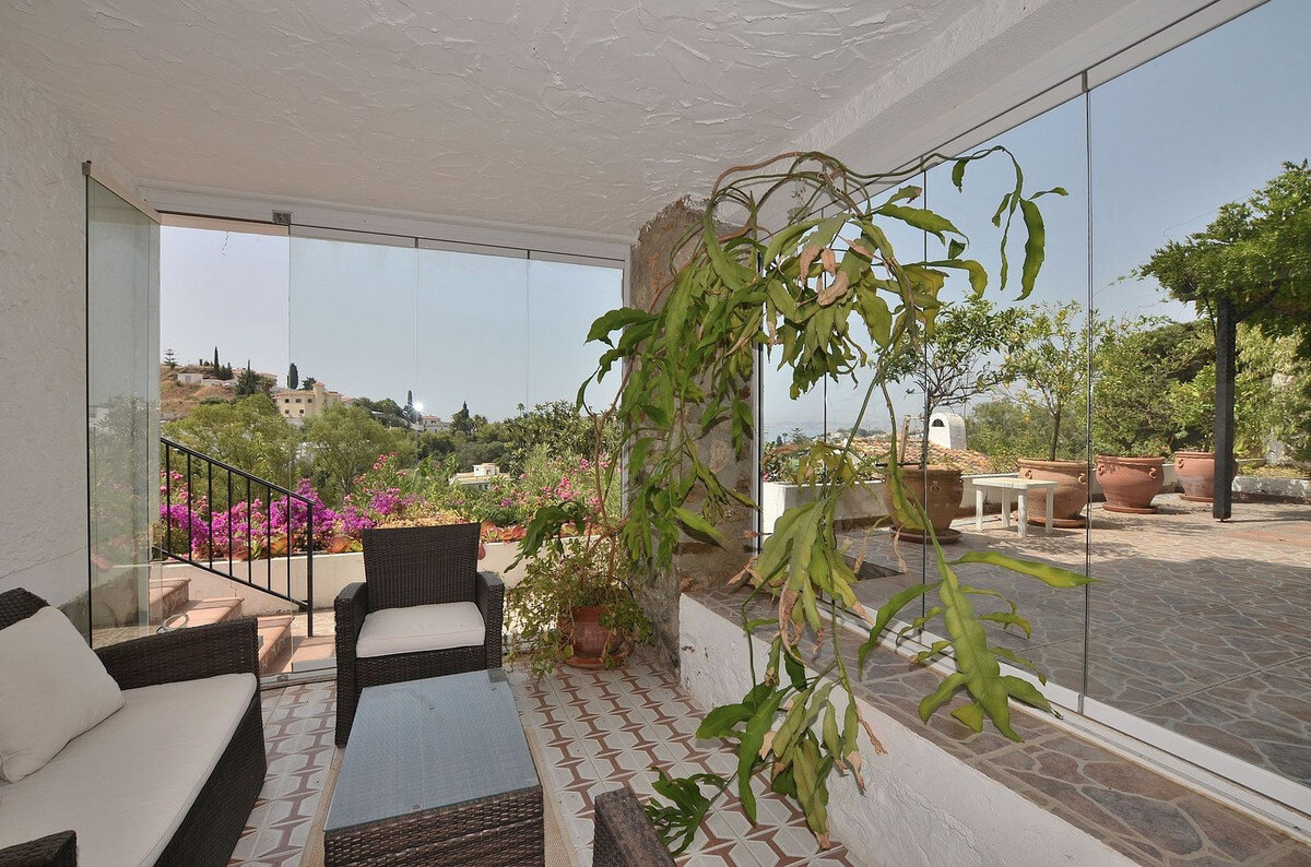 FOR SALE 🏡 Three-Bedroom Villa with Sea Views and Pool to Update – Torremuelle, Benalmádena 🇪🇸