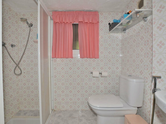 FOR SALE 🏡 Three-Bedroom Villa with Sea Views and Pool to Update – Torremuelle, Benalmádena 🇪🇸