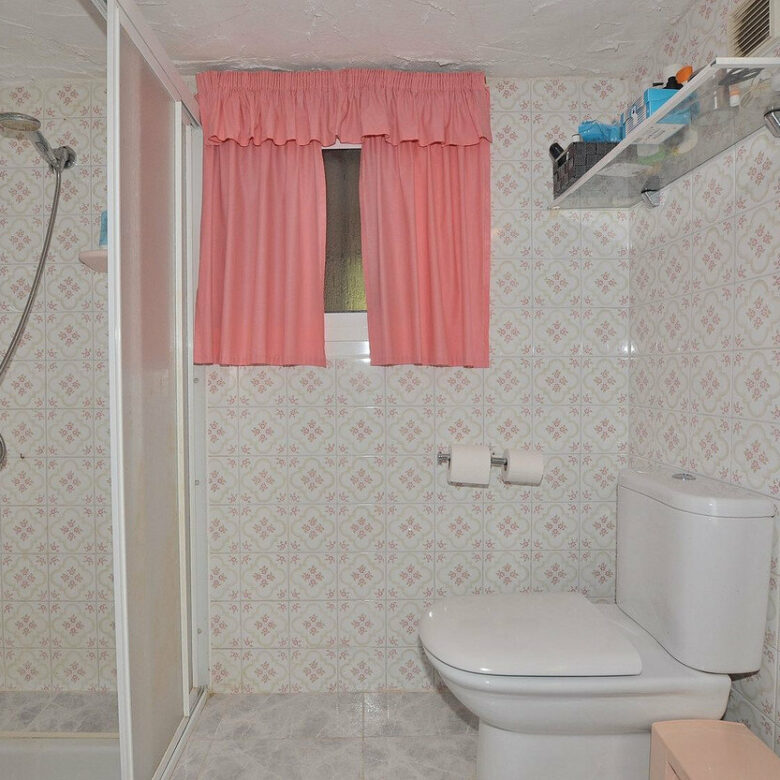 FOR SALE 🏡 Three-Bedroom Villa with Sea Views and Pool to Update – Torremuelle, Benalmádena 🇪🇸
