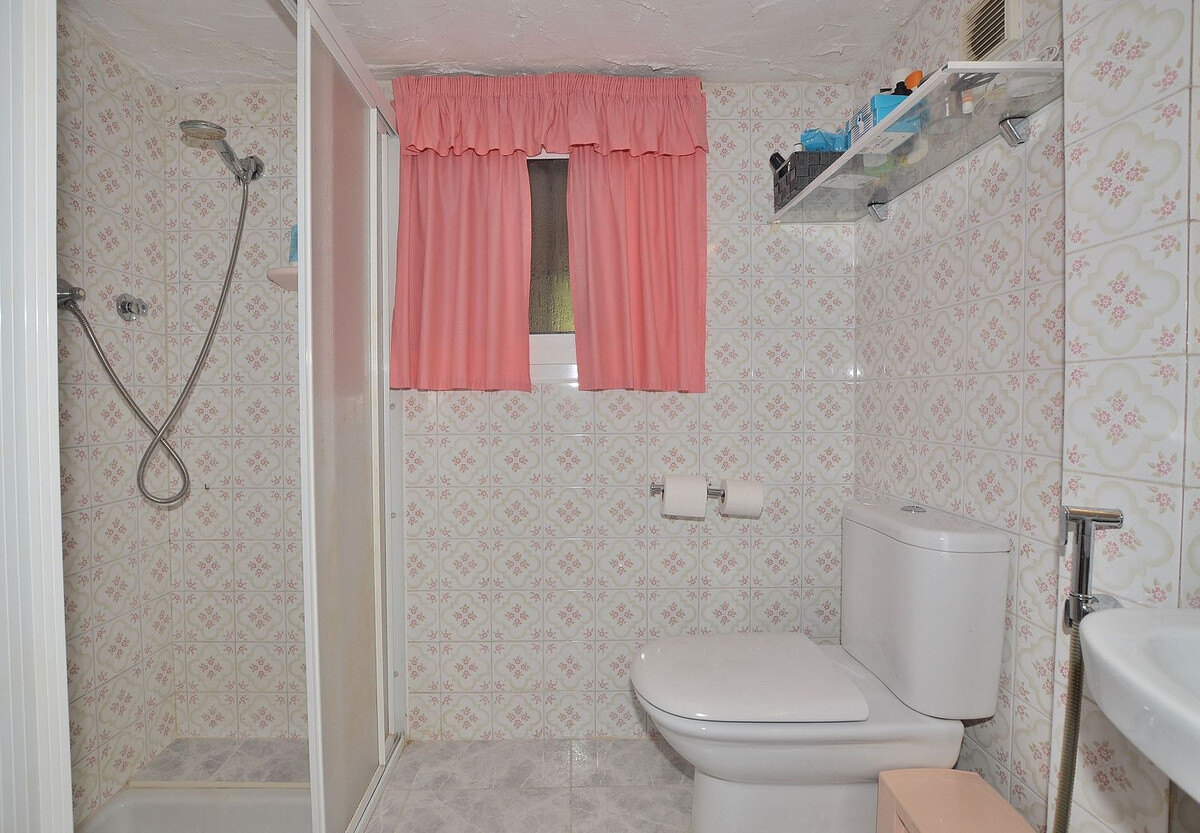 FOR SALE 🏡 Three-Bedroom Villa with Sea Views and Pool to Update – Torremuelle, Benalmádena 🇪🇸