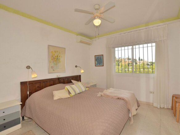 FOR SALE 🏡 Three-Bedroom Villa with Sea Views and Pool to Update – Torremuelle, Benalmádena 🇪🇸