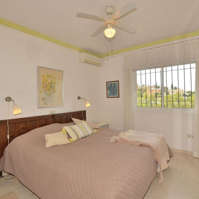 FOR SALE 🏡 Three-Bedroom Villa with Sea Views and Pool to Update – Torremuelle, Benalmádena 🇪🇸