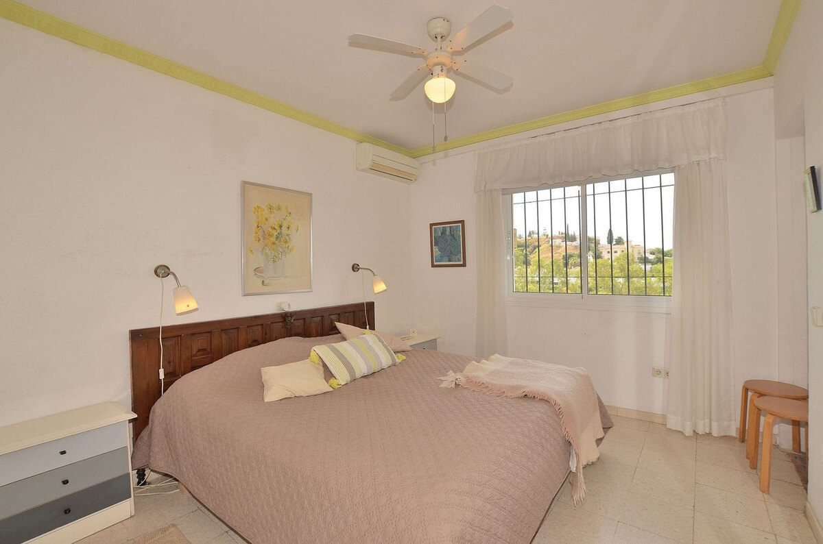 FOR SALE 🏡 Three-Bedroom Villa with Sea Views and Pool to Update – Torremuelle, Benalmádena 🇪🇸